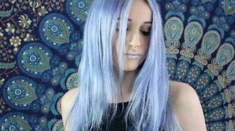 dying hair blue with highlight cap